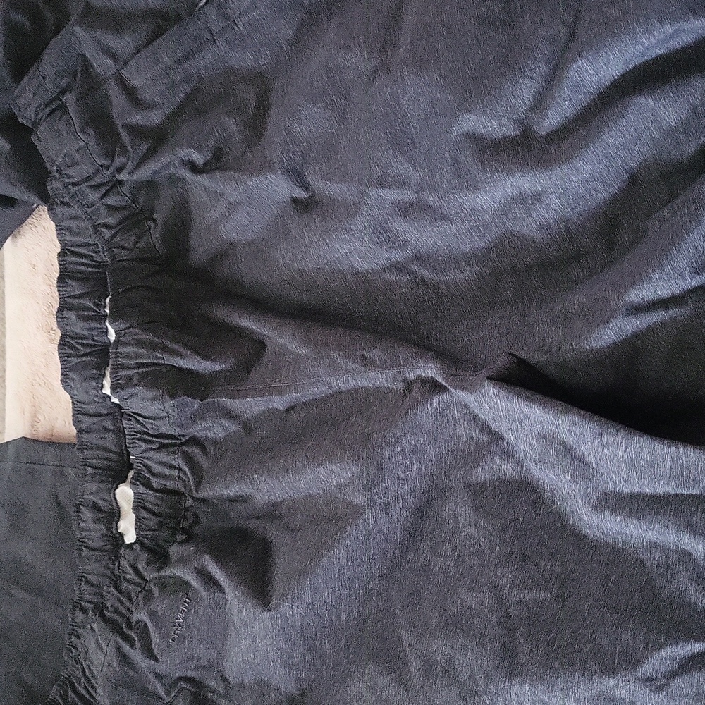 The North Face dry vent  gray/ black pants... size XL.TG